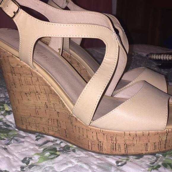 Nude beige tan heels wedge new - Picture 3 of 8